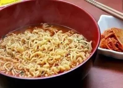 爆料的方便面能吃吗视频,爆料的“能吃吗”视频引发热议  第1张