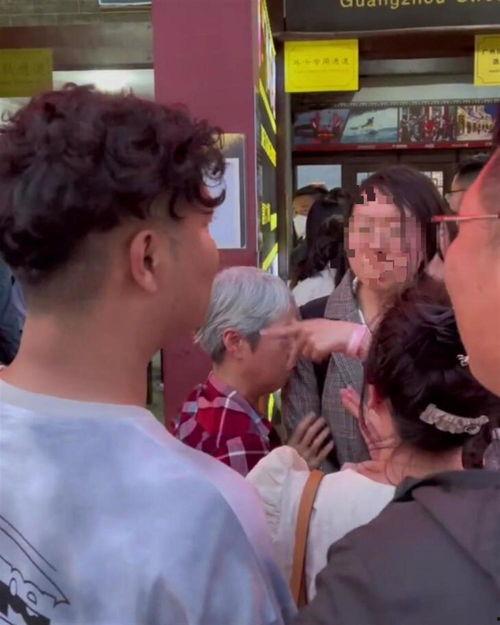 两女子插队邻居爆料视频,视频揭露女子插队引发的热议事件 第1张 两女子插队邻居爆料视频,视频揭露女子插队引发的热议事件 第1张